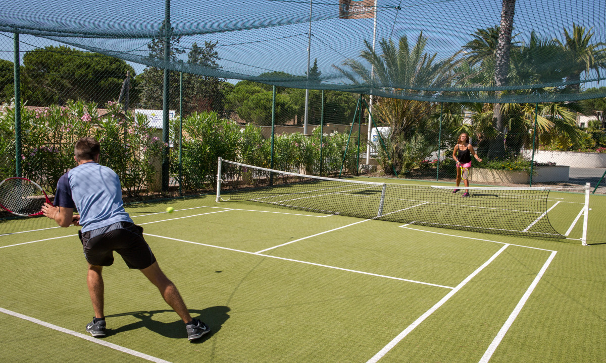 Camping-Frejus-Domaine-du-Colombier-tennisbaan Camping-Frejus-Domaine-du-Colombier-tennisbaan