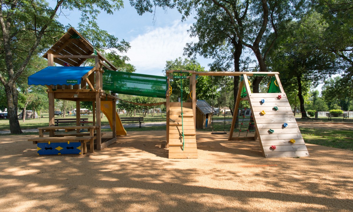 Camping-Le-Mas-des-Chênes-speeltuin Camping-Le-Mas-des-Chênes-speeltuin