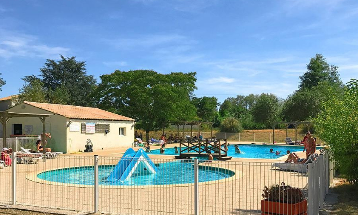 Camping-Le-Mas-des-Chênes-zwembad Camping-Le-Mas-des-Chênes-zwembad