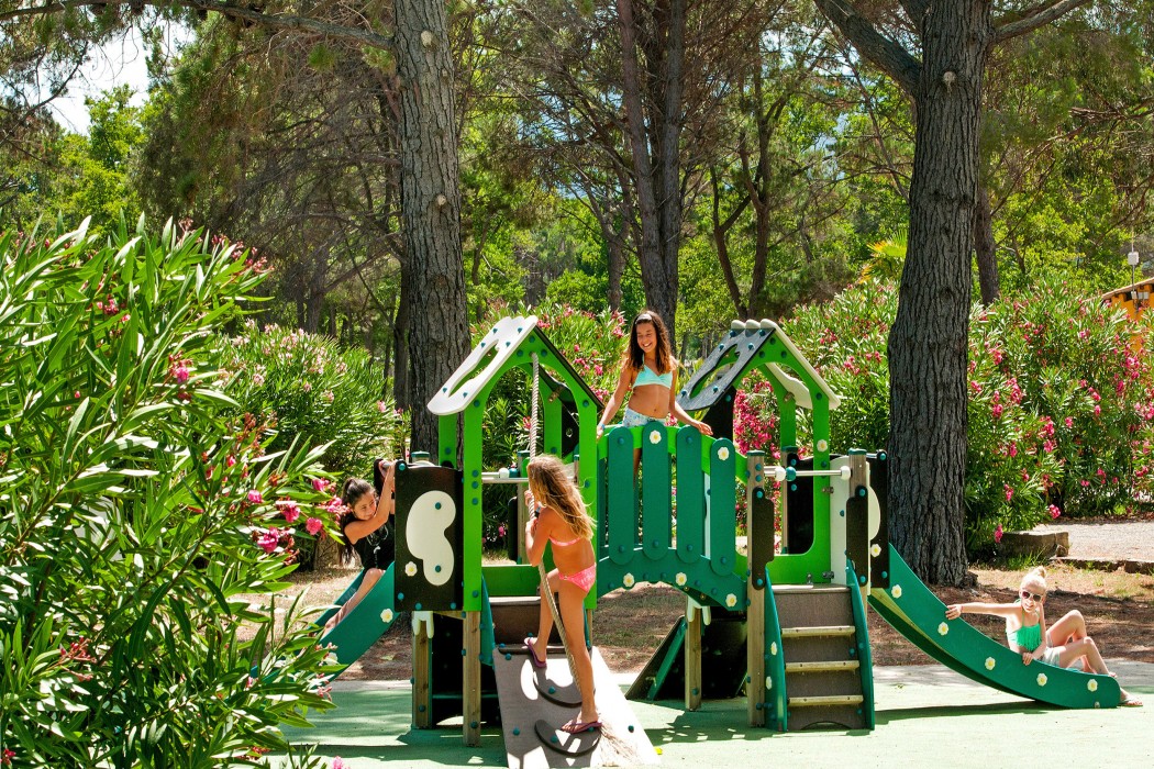 Camping-Le-Domaine-d-Anghione-Corsica-speeltuin Camping-Le-Domaine-d-Anghione-Corsica-speeltuin