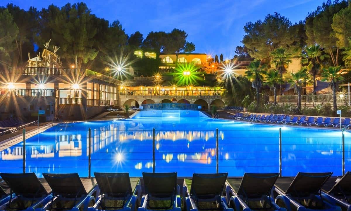 Camping-Holiday-Green-avond