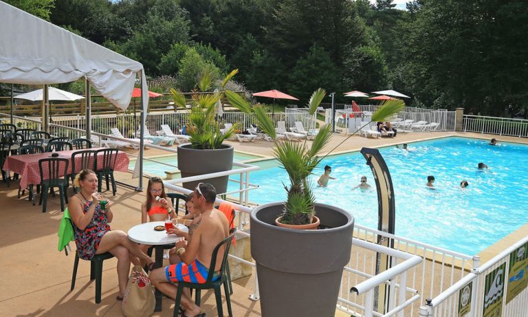 Camping Le Coiroux terras 768x461
