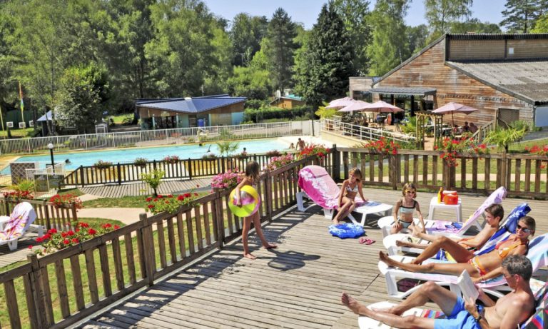 Camping Le Coiroux zonneterras 768x461