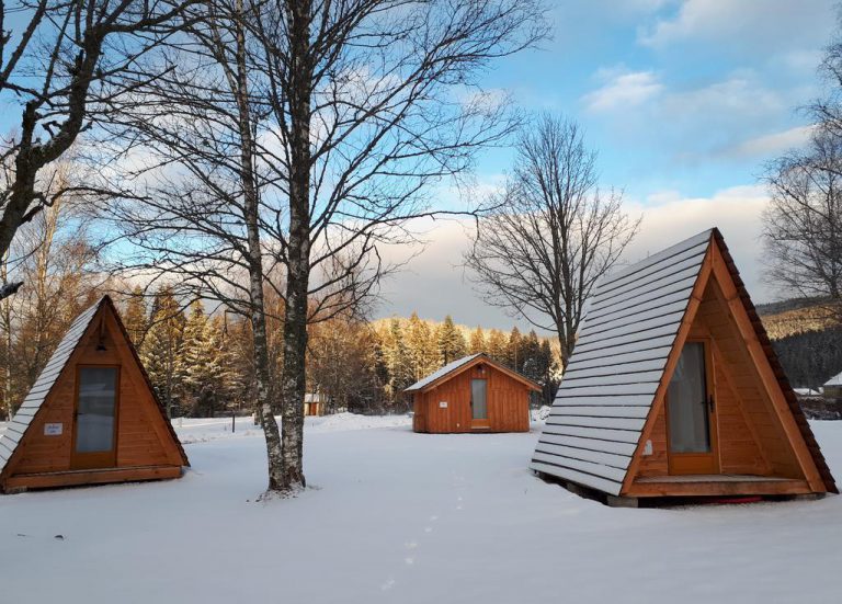 Camping Le Domaine de Longemer chalets winter 768x551