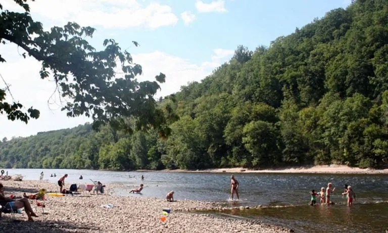 Camping Le Port de Limeuil strand dordogne 768x461