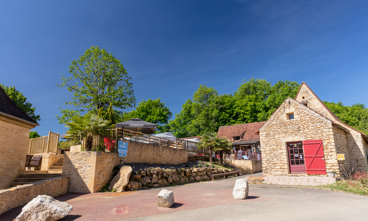 Camping Le Val d'Ussel in Proissans, Nouvelle-Aquitaine, Frankreich photo 2