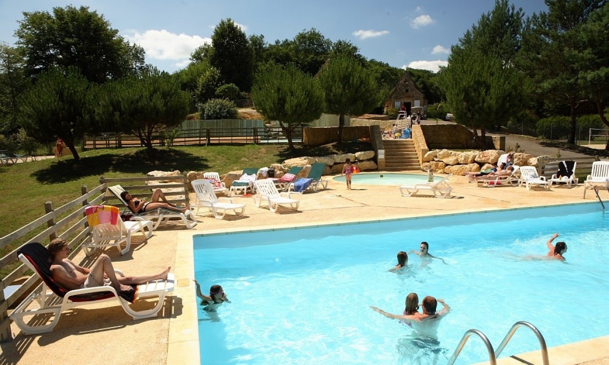 Camping Le Val d'Ussel in Proissans, Nouvelle-Aquitaine, Frankreich - Photo 3