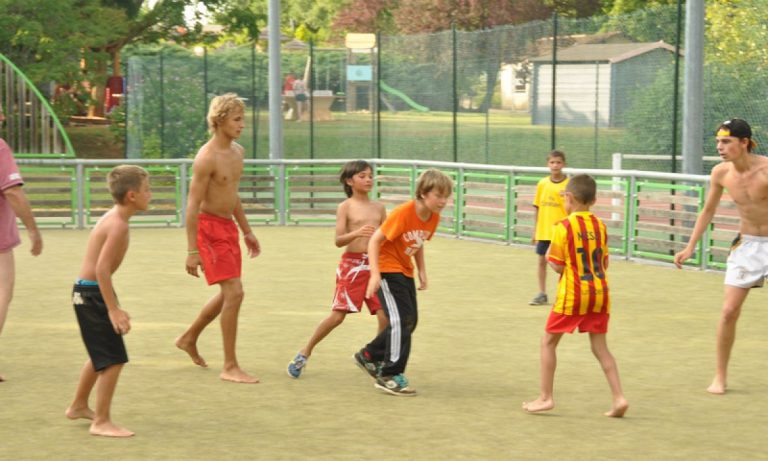Camping l Évasion Puy l Évêque sportveld 768x461
