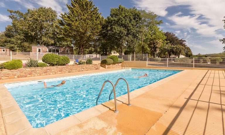 Camping Chateau de Lez Eaux buiten zwembad 768x461