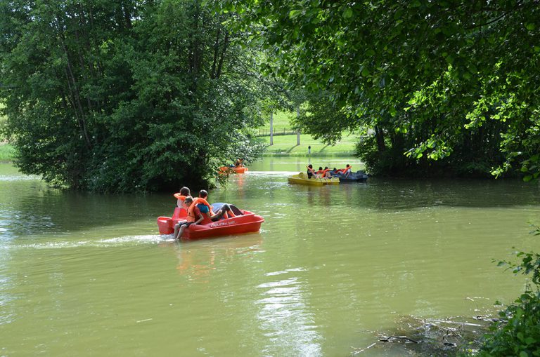 Camping Du Bois de Reveuge waterfietsen 768x509