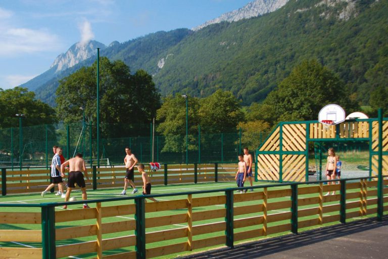 Camping L Ideal meer van Annecy sportveld 768x512