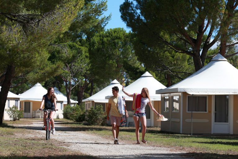 Camping L Ile des Papes bungalowtenten verhuur 768x512