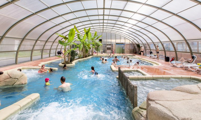 Camping La Ville Huchet overdekt zwembad 768x461