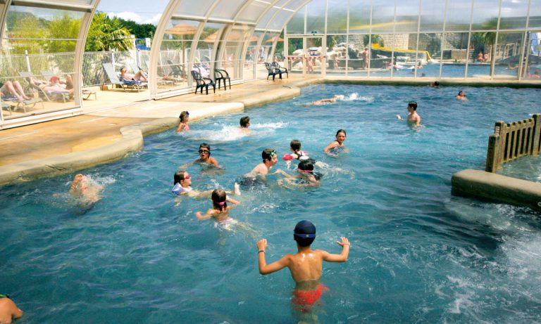 Camping Le Domaine de Léveno binnebad 768x461