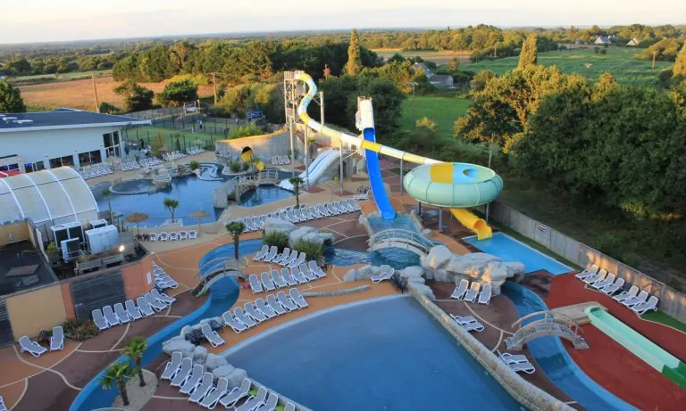 Camping Le Domaine de Léveno overzicht zwemparadijs 768x461