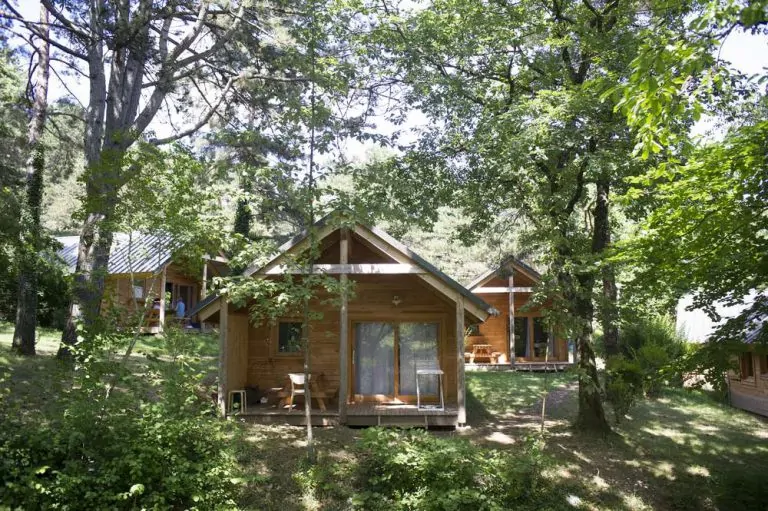 Camping Huttopia Divonnes les Bains chalet huren 768x511