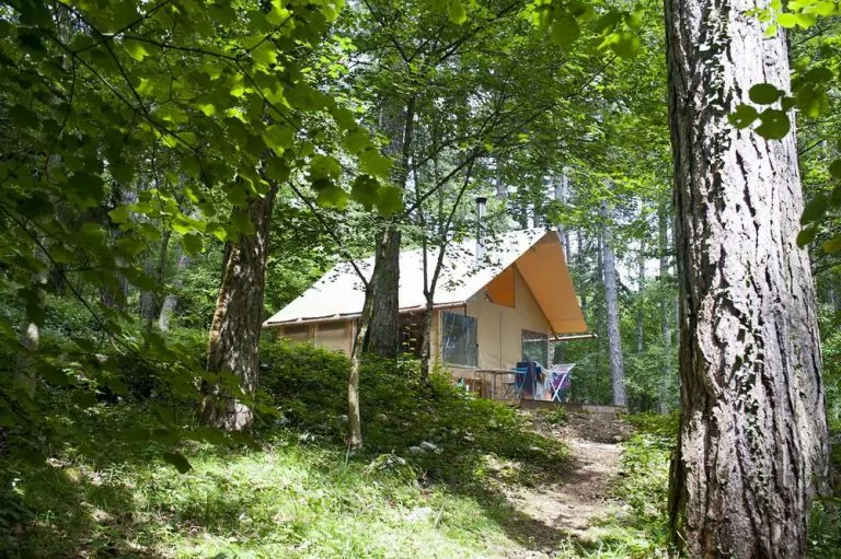 Camping Huttopia Divonnes les Bains lodgetent huren 768x511