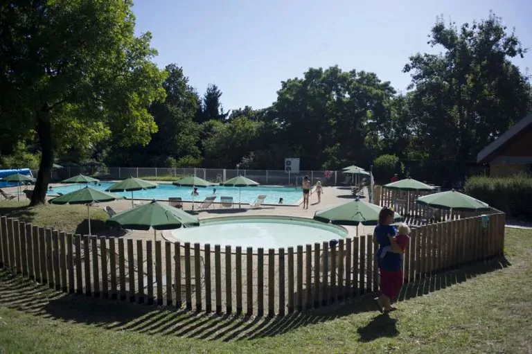 Camping Huttopia Divonnes les Bains zwembad 2 768x511
