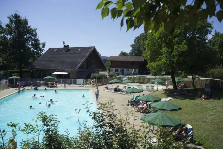 Camping Huttopia Divonnes les Bains zwembad 768x511