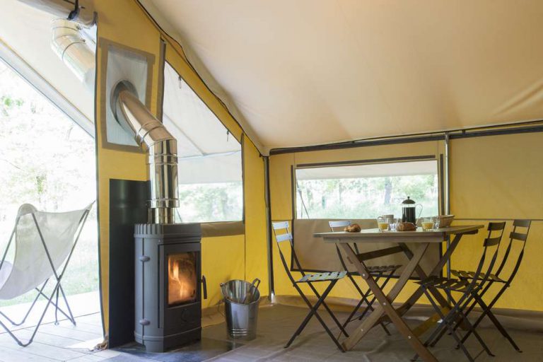 Camping Huttopia Les Châteaux lodgetent met verwariming herfstvakantie 768x512