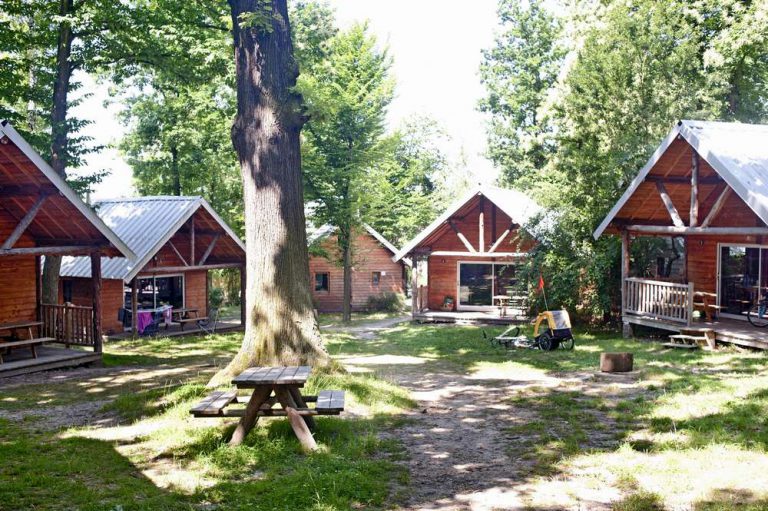 Camping Huttopia Versailles chalet huren 768x511