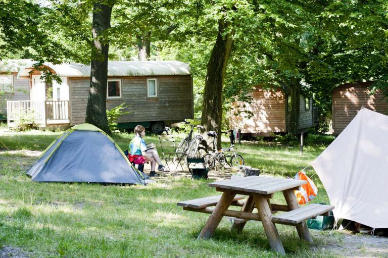 Camping Huttopia Versailles staanplaats 768x511
