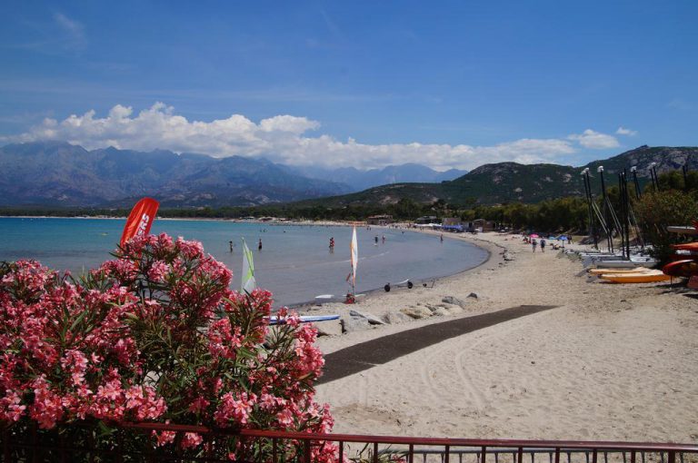 Camping Les Castors in Calvi op Corsica strand vakantie 768x510
