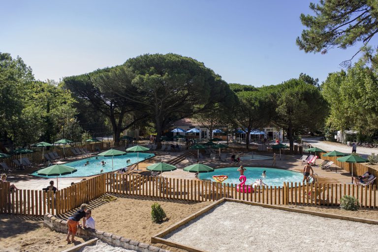Camping Huttopia Chardons Bleus zwembaden 768x511