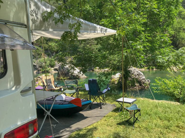 Camping Huttopia Gorges du Tarn staanplaats aan de tarn 768x576