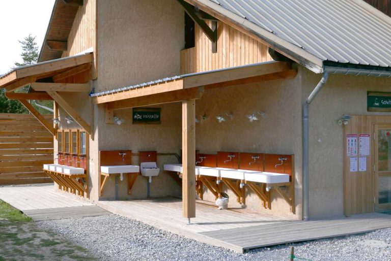 Camping Huttopia La Clarée sanitair 768x514