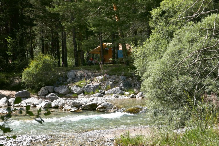 Camping Huttopia La Clarée staanplaats aan rivier 768x513