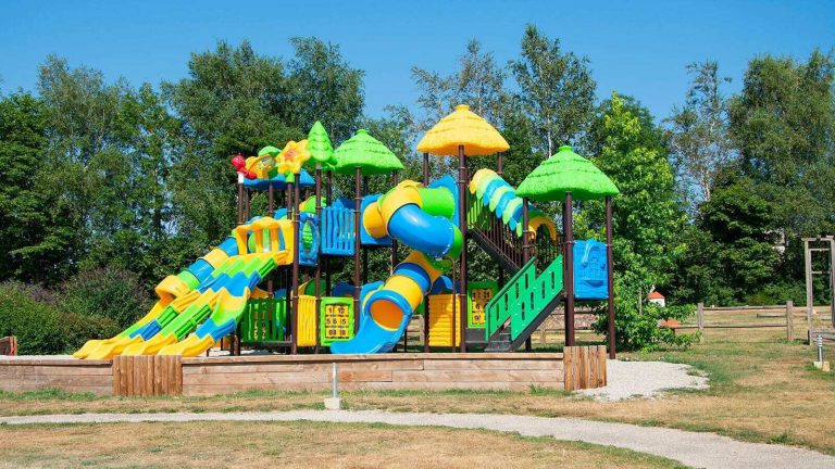 Camping Les Genêts Salles Curan speeltuin 768x432