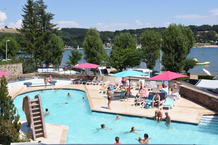 Camping Les Genêts Salles Curan zwembad 768x512
