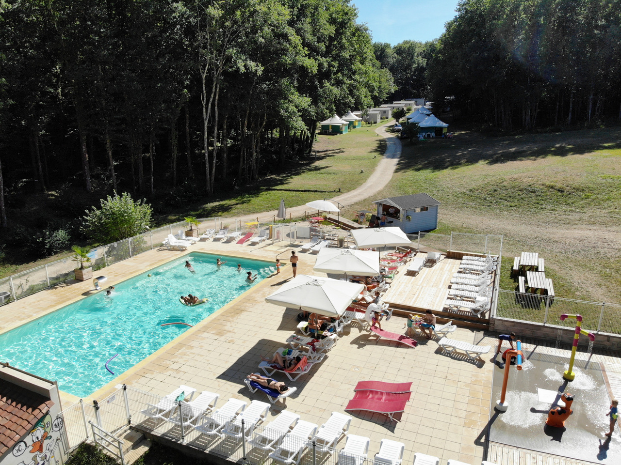 Campingplatz Domaine De Corneuil in Saint-Sulpice-de-Mareuil, Nouvelle-Aquitaine, Frankreich photo 3