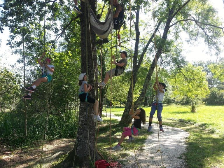 Camping Le petit Lion des Tourbières Dordogne boomklimmen 768x576