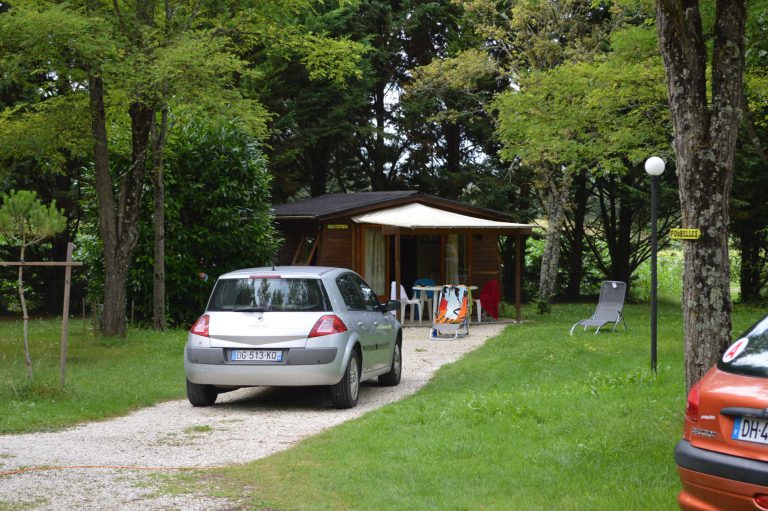 Camping Le petit Lion des Tourbières Dordogne chalet huren 768x511