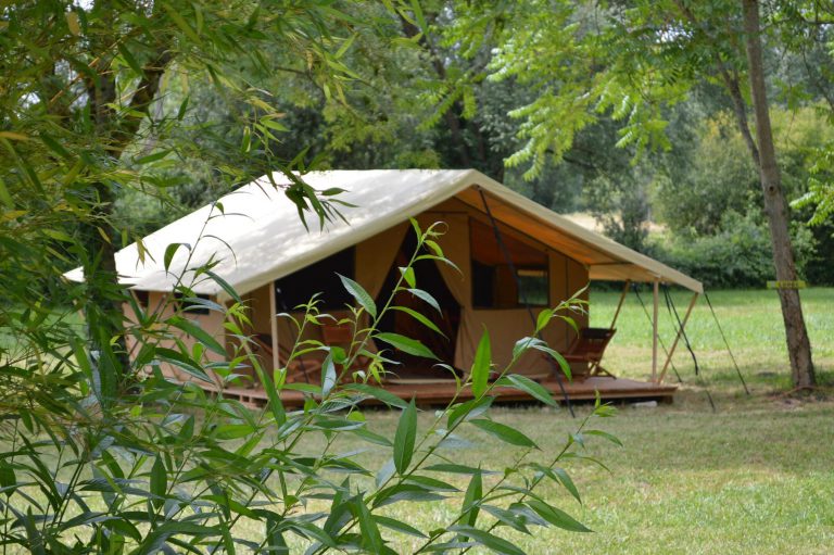 Camping Le petit Lion des Tourbières Dordogne safaritent huren 768x511