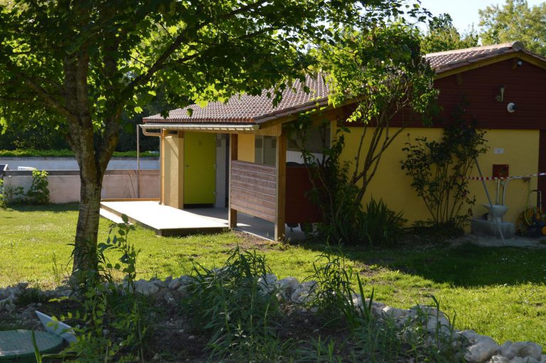 Camping Le petit Lion des Tourbières Dordogne sanitairgebouw 768x511