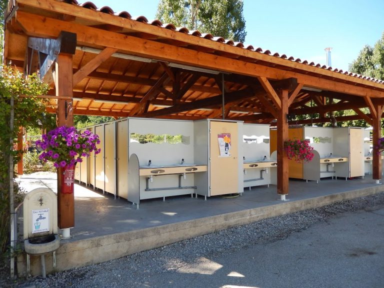 Camping Les Chapelains Drome sanitair 768x576