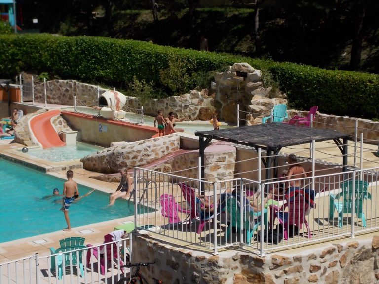 Camping Les Roches in Le Crestet zwembad 768x576