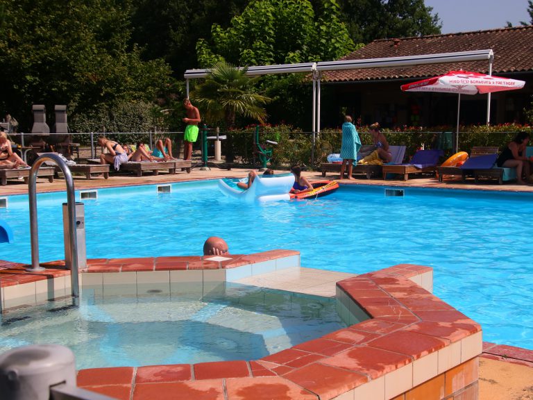 Camping Fontaine Du Roc zwembad 768x576