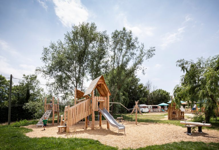Camping Huttopia Lac d Aiguebelette speeltuin 768x529