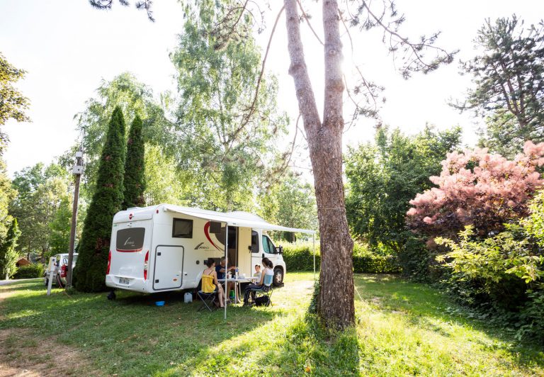 Camping Huttopia Lac d Aiguebelette staanplaats 768x532