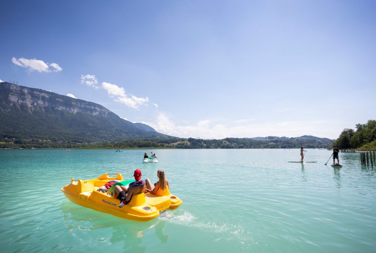 Camping Huttopia Lac d Aiguebelette waterfietsen 768x517