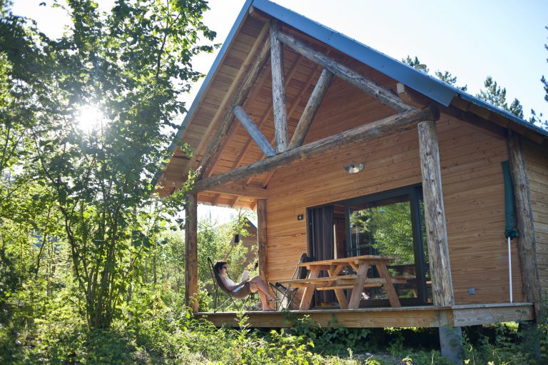 Camping Huttopia Lanmary chalets huren 768x511