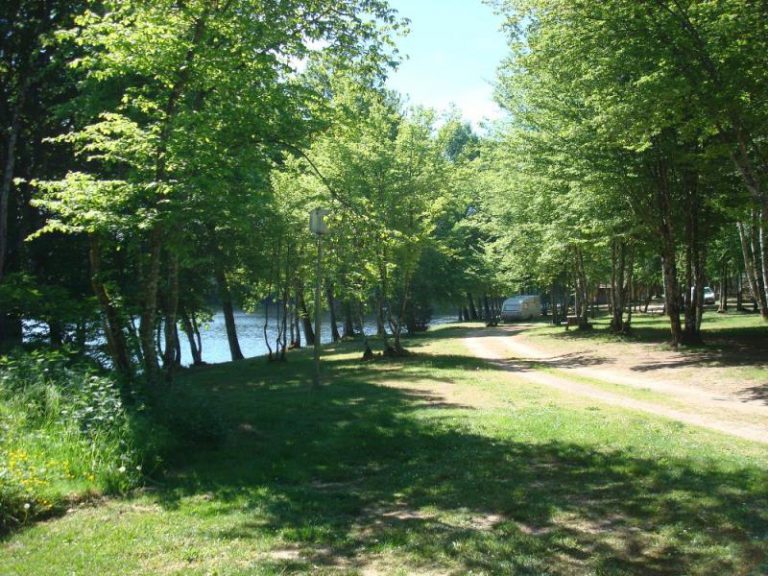 Camping de l Étang du Merle staanplaats 768x576