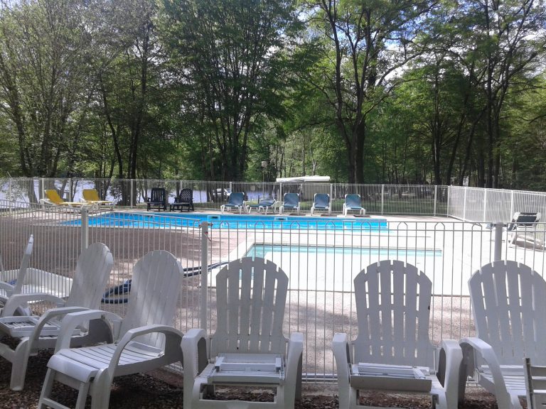 Camping de l Étang du Merle zwembad 768x576