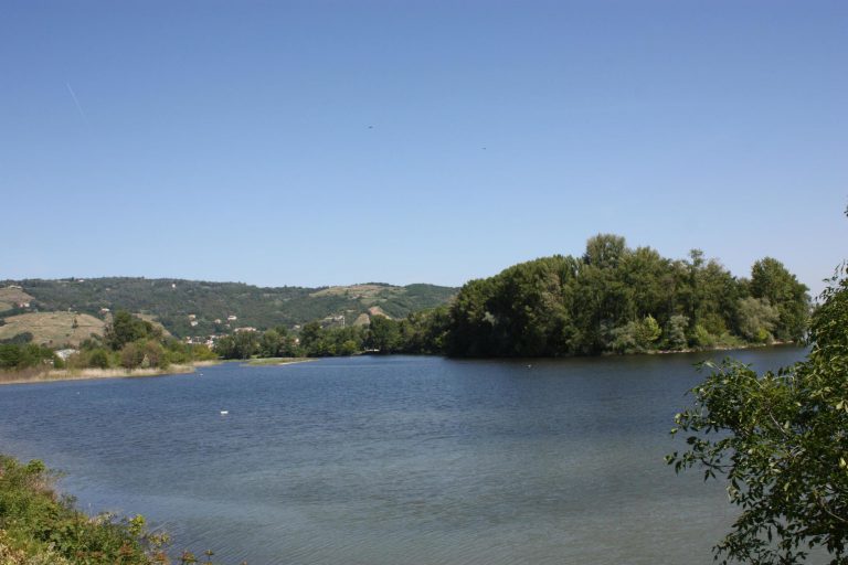 Camping Le Rhone 768x512