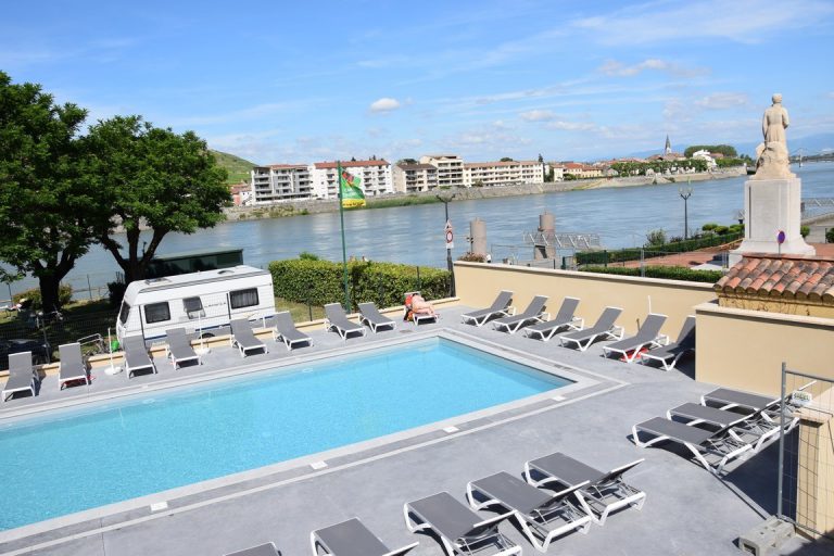 Camping Le Rhone zwembad 768x512