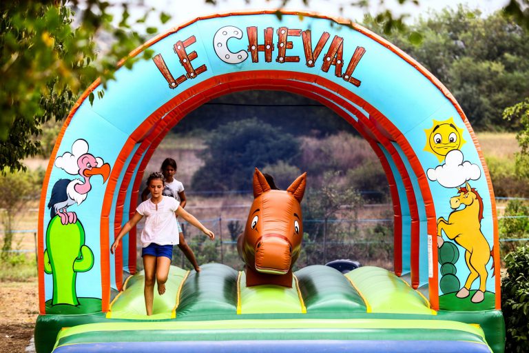 Camping Lou Rouchetou Ardeche springkussen 768x512